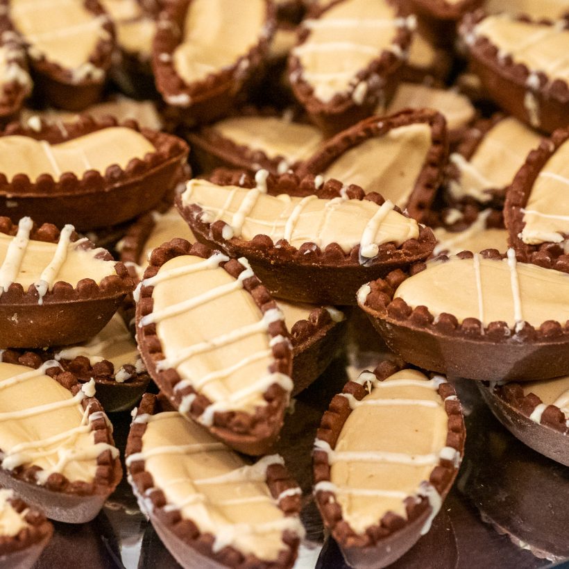Vassoio di crostatine monoporzione con crema e cioccolato